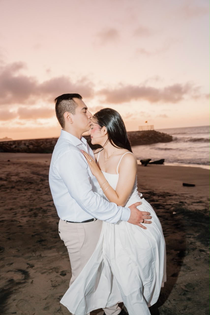 Un beso en la frente al atardecer