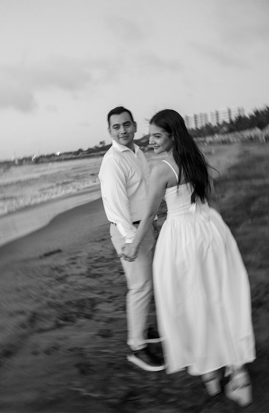 Emily y Franklin tomados de la mano, en blanco y negro