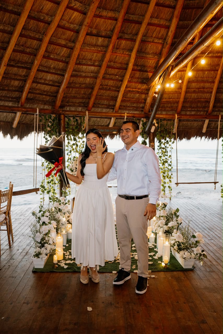 Emily y Franklin celebrando su compromiso