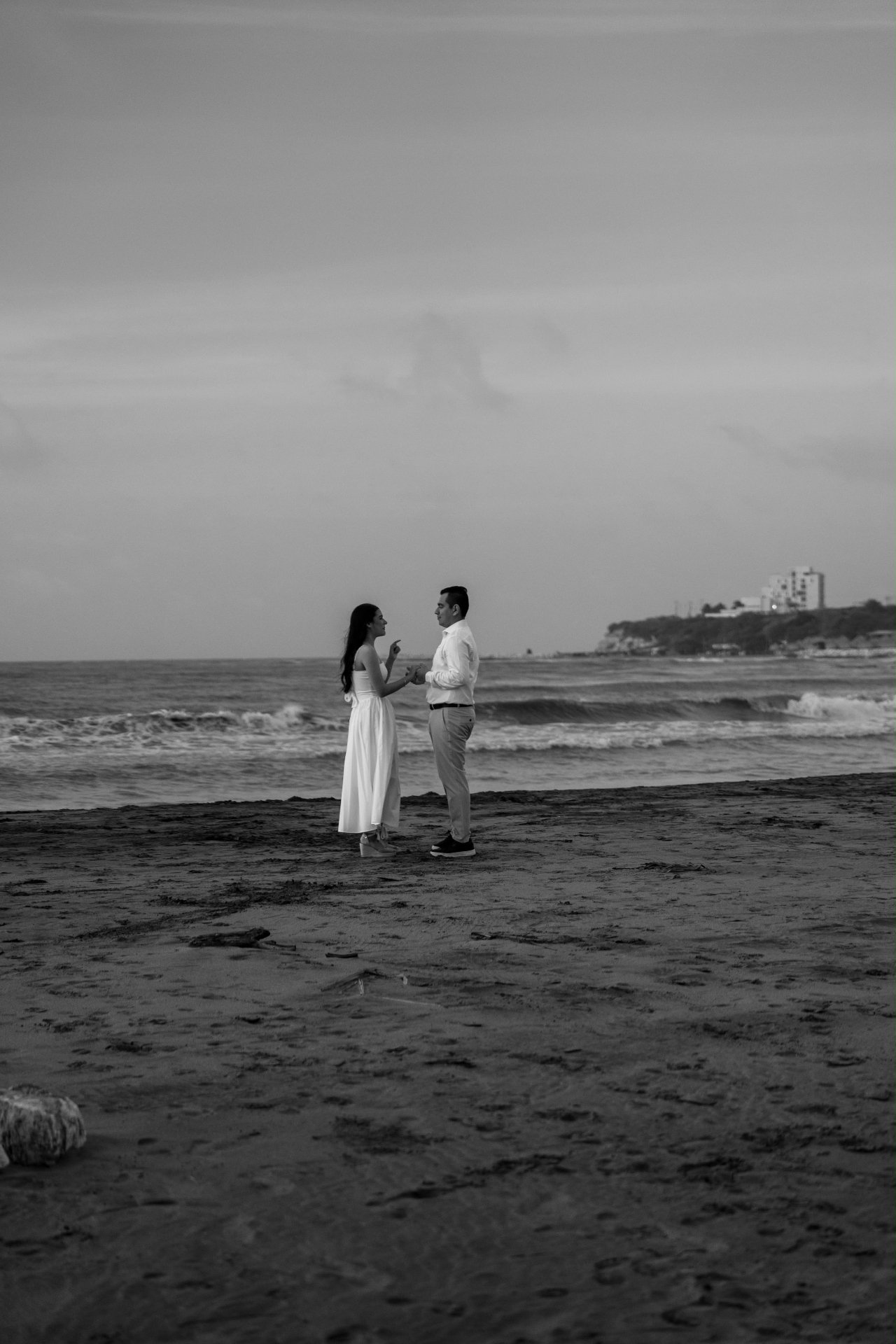 Emily y Franklin junto al mar, en blanco y negro