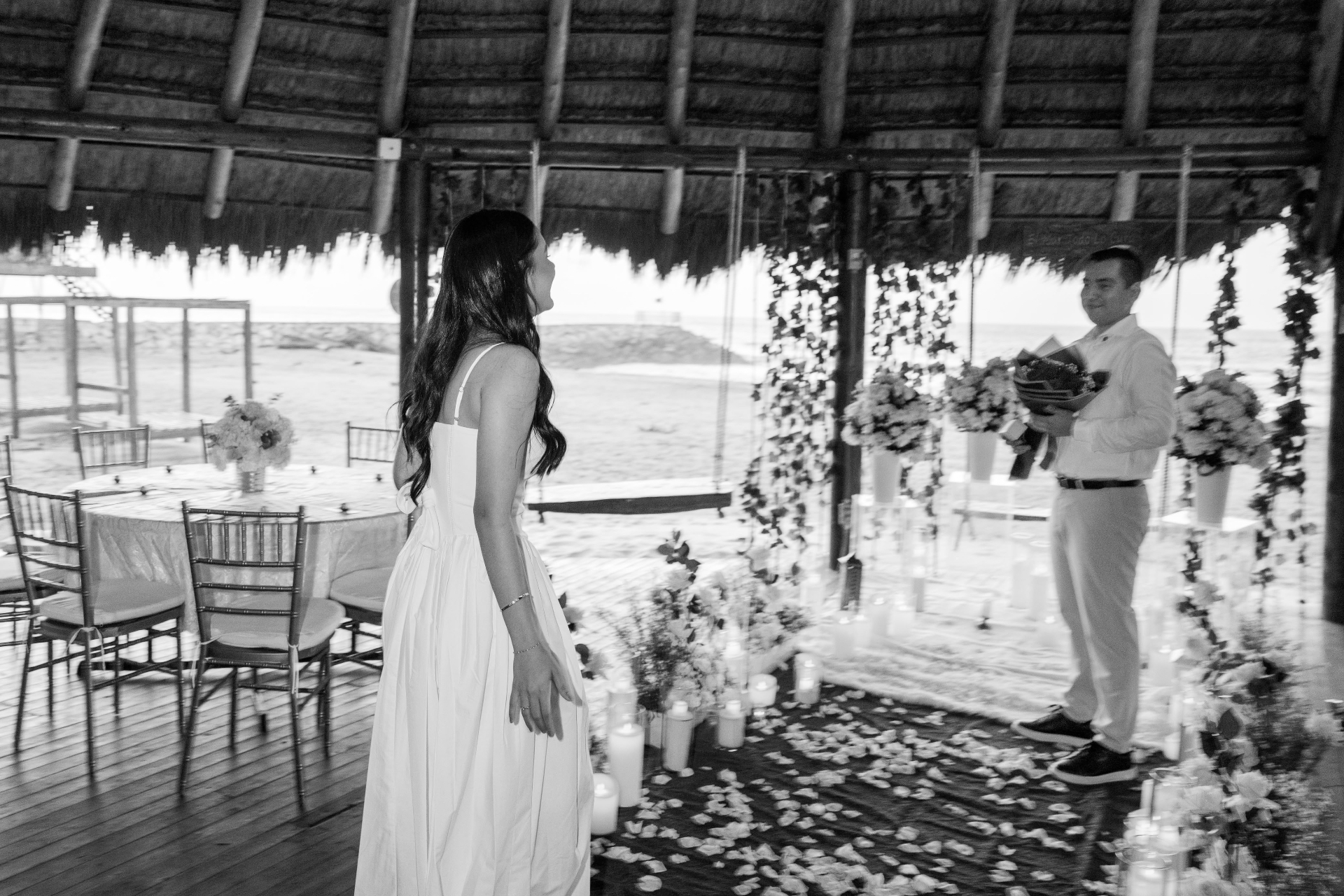 La propuesta de matrimonio frente al mar, en blanco y negro